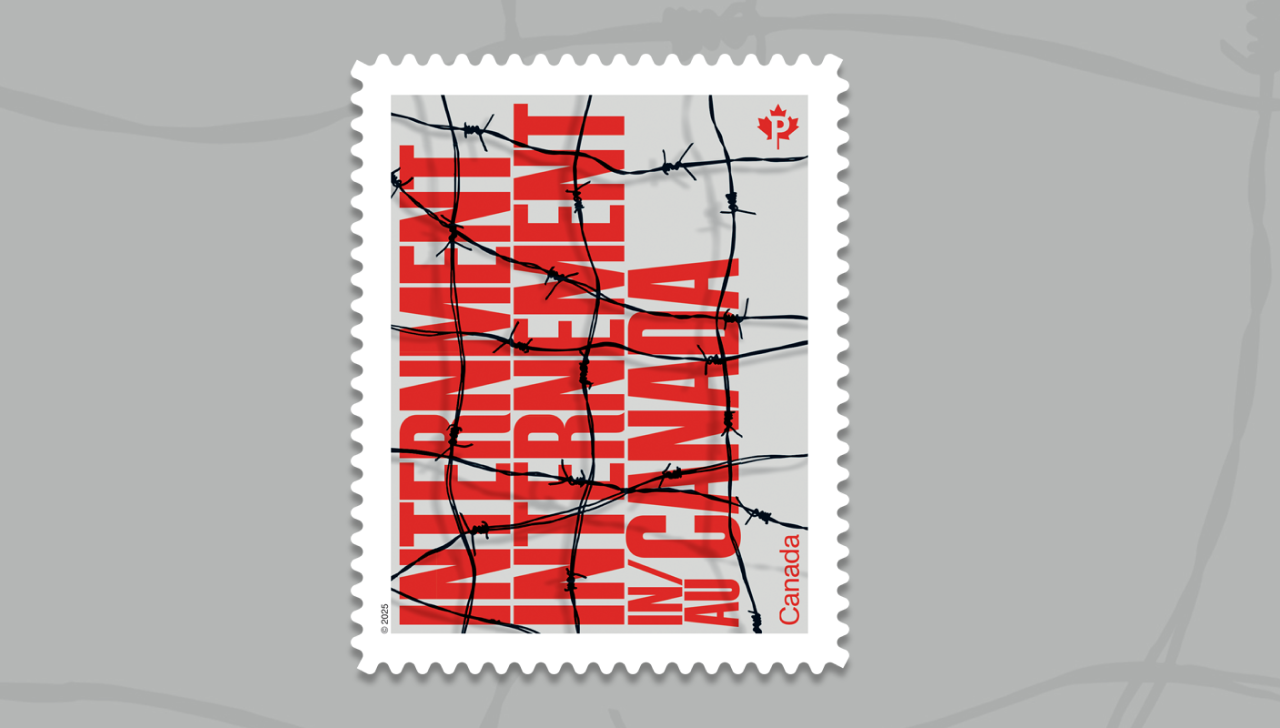 Le timbre comporte le texte « Internement au Canada » bilingue en rouge, à la verticale, traversé de fil barbelé.