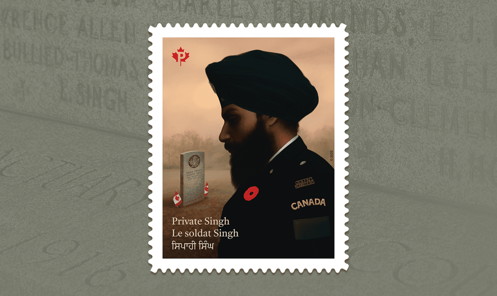 Un timbre présente l’image d’un soldat sikh canadien qui rend hommage aux personnes qui ont servi. On peut y lire « Le soldat Singh » en français, en anglais et en punjabi. À l’arrière-plan, un cénotaphe sur lequel sont gravés deux noms.