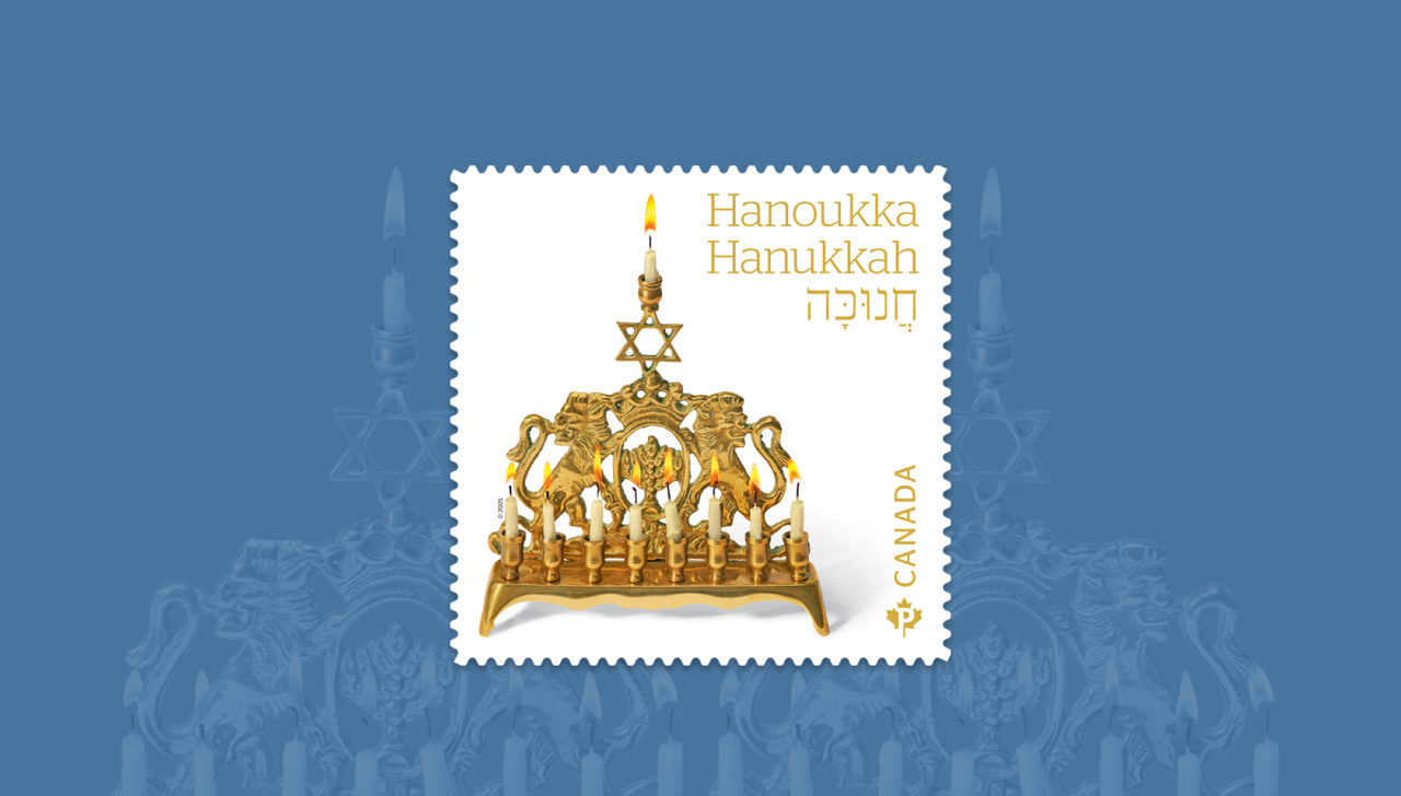 Le timbre consacré à Hanoukka présente une photo d’une hanoukkia en laiton à thématique de lion sur un fond blanc, chandelles allumées. 