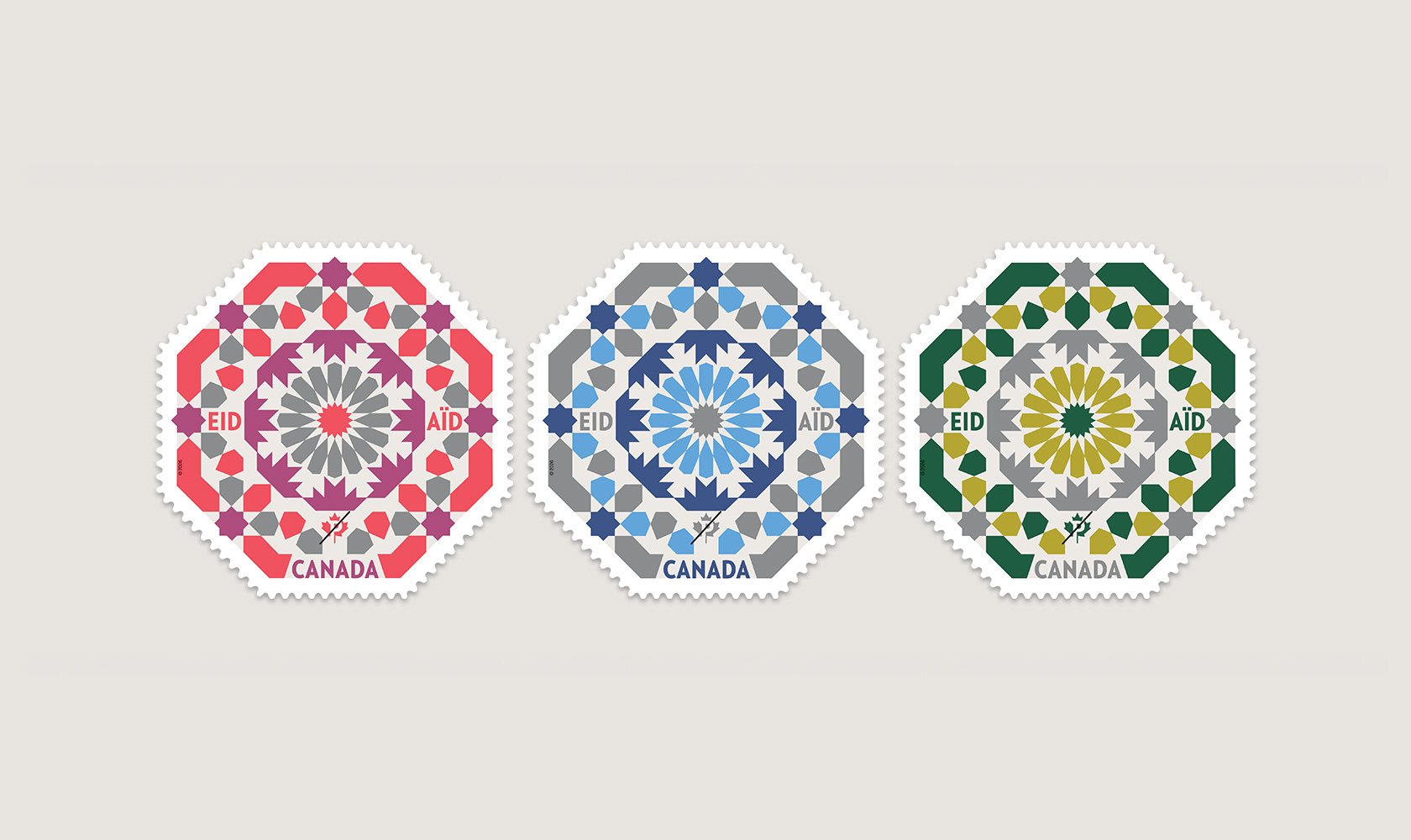 Trois timbres sur l’Aïd ornés de motifs géométriques et de feuilles d’érable stylisées représentant la diversité culturelle du Canada et la tradition islamique.