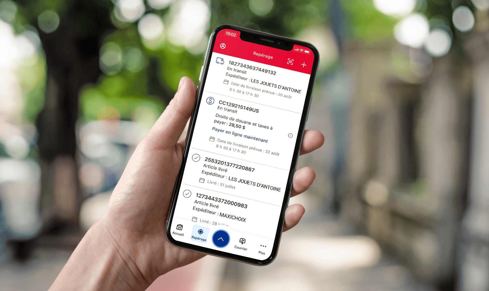 Un écran de téléphone cellulaire affiche l’écran Repérage de l’application de Postes Canada avec une liste des articles entrants et livrés.