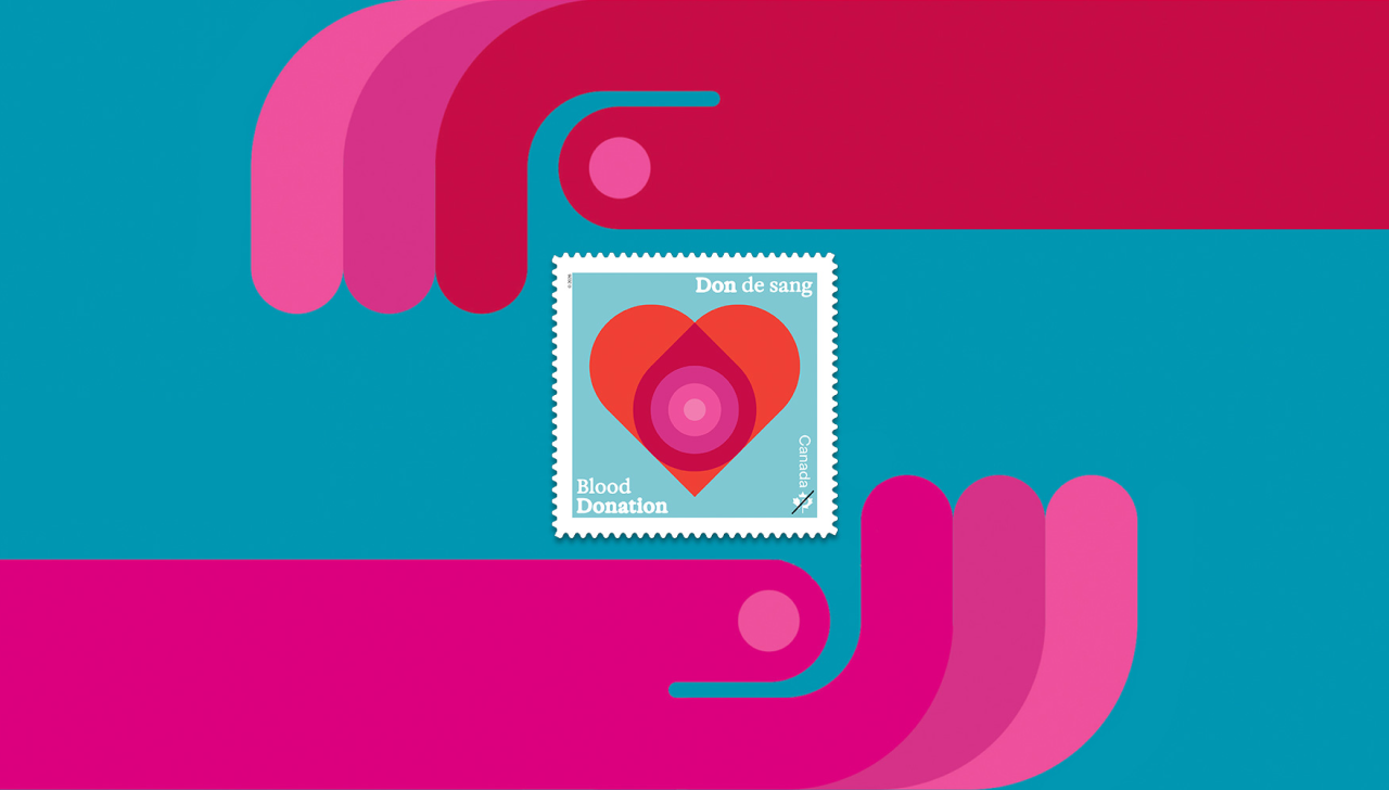 Illustration de deux mains courbées sur un fond bleu encadrant un timbre-poste avec un cœur rouge et le texte « Don de sang / Blood Donation ».
