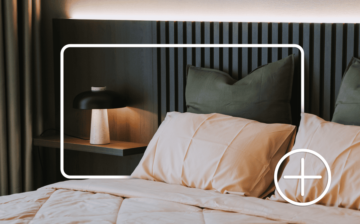 Un lit avec des oreillers, une table de chevet et une lampe allumée. Ces articles sont encadrés, avec un signe plus, comme pour les ajouter au panier d'achat en ligne. Un lit avec des oreillers, une table de chevet et une lampe allumée. Ces articles sont encadrés, avec un signe plus, comme pour les ajouter au panier d'achat en ligne.