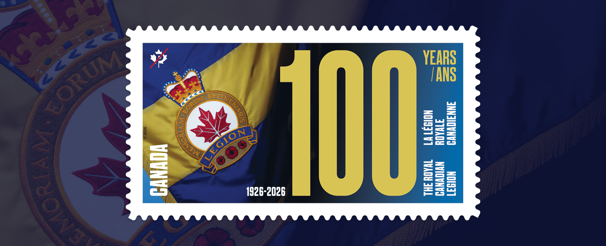 Une bannière et l’emblème de la Légion royale canadienne à côté d’un grand « 100 » doré soulignant son 100e anniversaire, 1926- 2026.