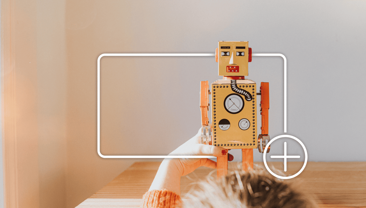 Un enfant joue avec un robot jouet, encadré d’une boîte blanche avec une icône « plus », indiquant qu’il est possible d’ajouter un article à un panier d’achats en ligne.