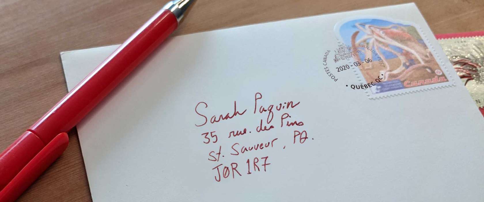 Une enveloppe comportant une adresse de destination, un timbre et un cachet d’oblitération