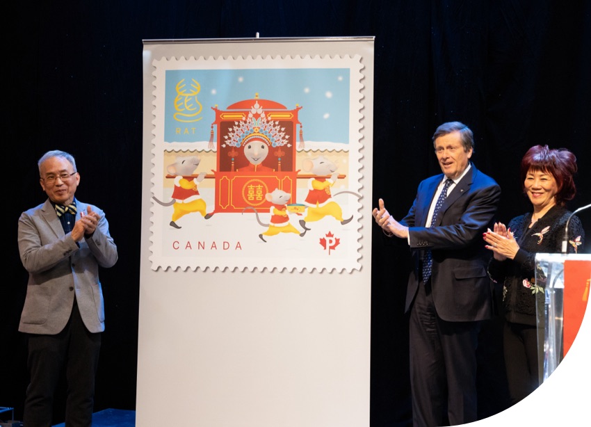 Albert Ng, le maire de Toronto John Tory et la conseillère Cynthia Lai dévoilent le timbre de l'année du Rat.