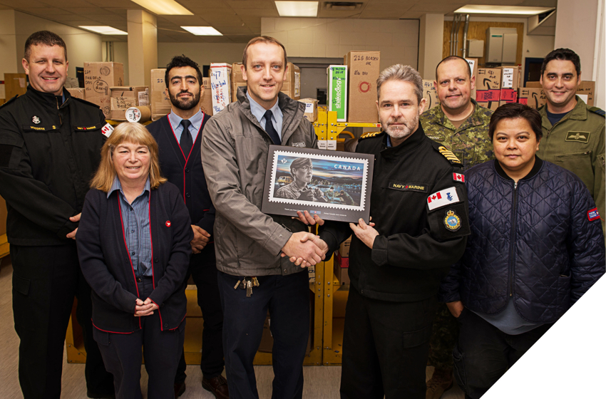 Des membres des Forces armées canadiennes à Yellowknife (T.N.-O.), acceptent une plaque honorant le personnel des Forces. Des membres des Forces armées canadiennes à Yellowknife (T.N.-O.), acceptent une plaque honorant le personnel des Forces.