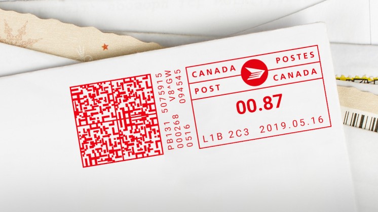 Une empreinte de machine à affranchir imprimée dans le coin supérieur droit d’une enveloppe Une empreinte de machine à affranchir imprimée dans le coin supérieur droit d’une enveloppe