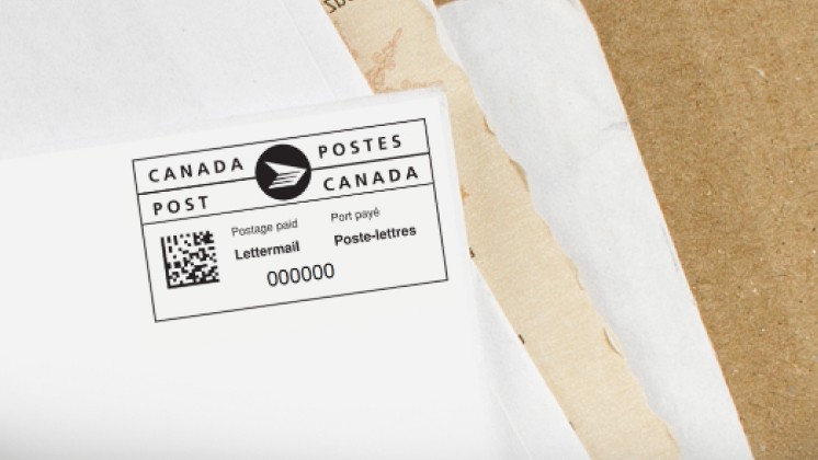 Une vignette postale imprimée dans le coin supérieur droit d’une enveloppe Une vignette postale imprimée dans le coin supérieur droit d’une enveloppe