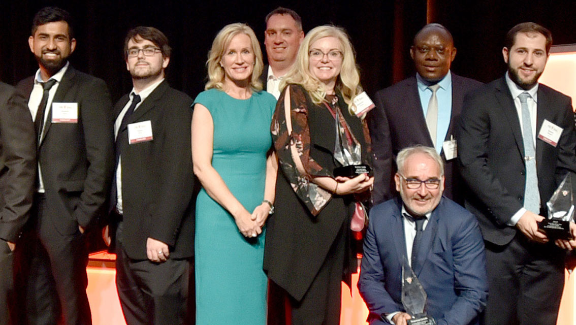 Des représentants de Best Buy, Big Al’s, Jewlr et Nespresso avec Jessica McDonald au gala des Prix pour l’innovation en cybercommerce Des représentants de Best Buy, Big Al’s, Jewlr et Nespresso avec Jessica McDonald au gala des Prix pour l’innovation en cybercommerce