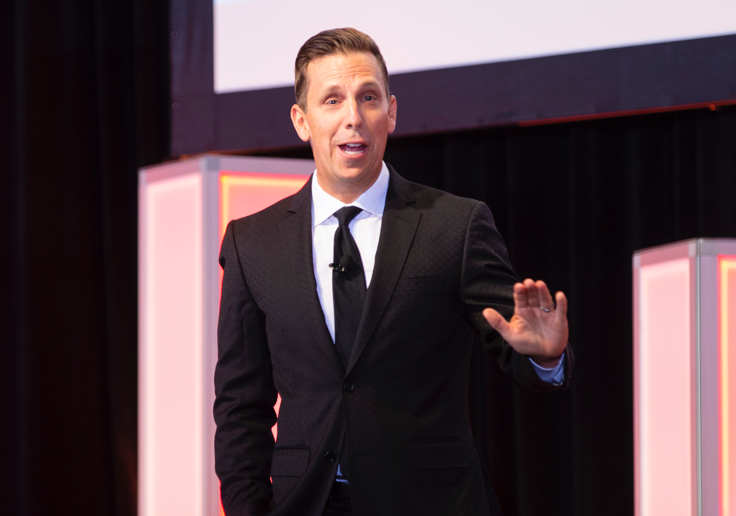 James Duthie, animateur du gala des Prix de Postes Canada pour l’innovation en cybercommerce de 2019 James Duthie, animateur du gala des Prix de Postes Canada pour l’innovation en cybercommerce de 2019