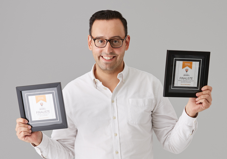 Hicham Ratnani, cofondateur de Frank & Oak, montrant les Prix pour l’innovation en cybercommerce remportés par l’entreprise