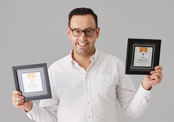 Hicham Ratnani, cofondateur de Frank & Oak, montrant les Prix pour l’innovation en cybercommerce remportés par l’entreprise Hicham Ratnani, cofondateur de Frank & Oak, montrant les Prix pour l’innovation en cybercommerce remportés par l’entreprise