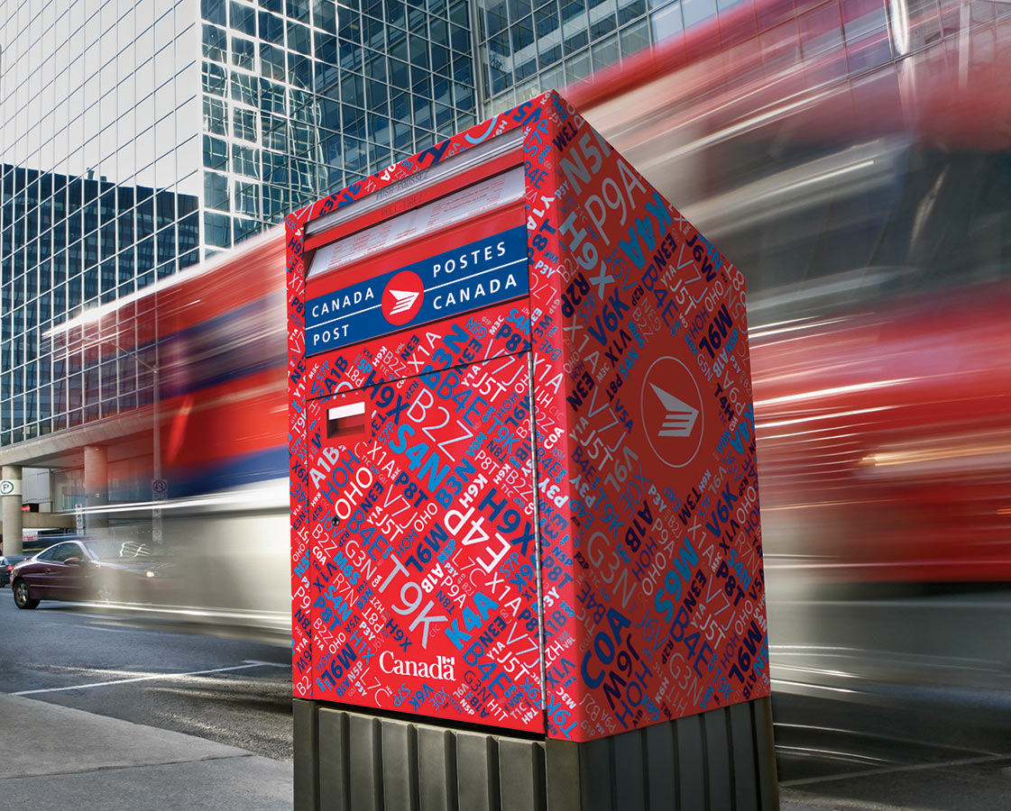 Boîte aux lettres de Postes Canada sur un trottoir en ville