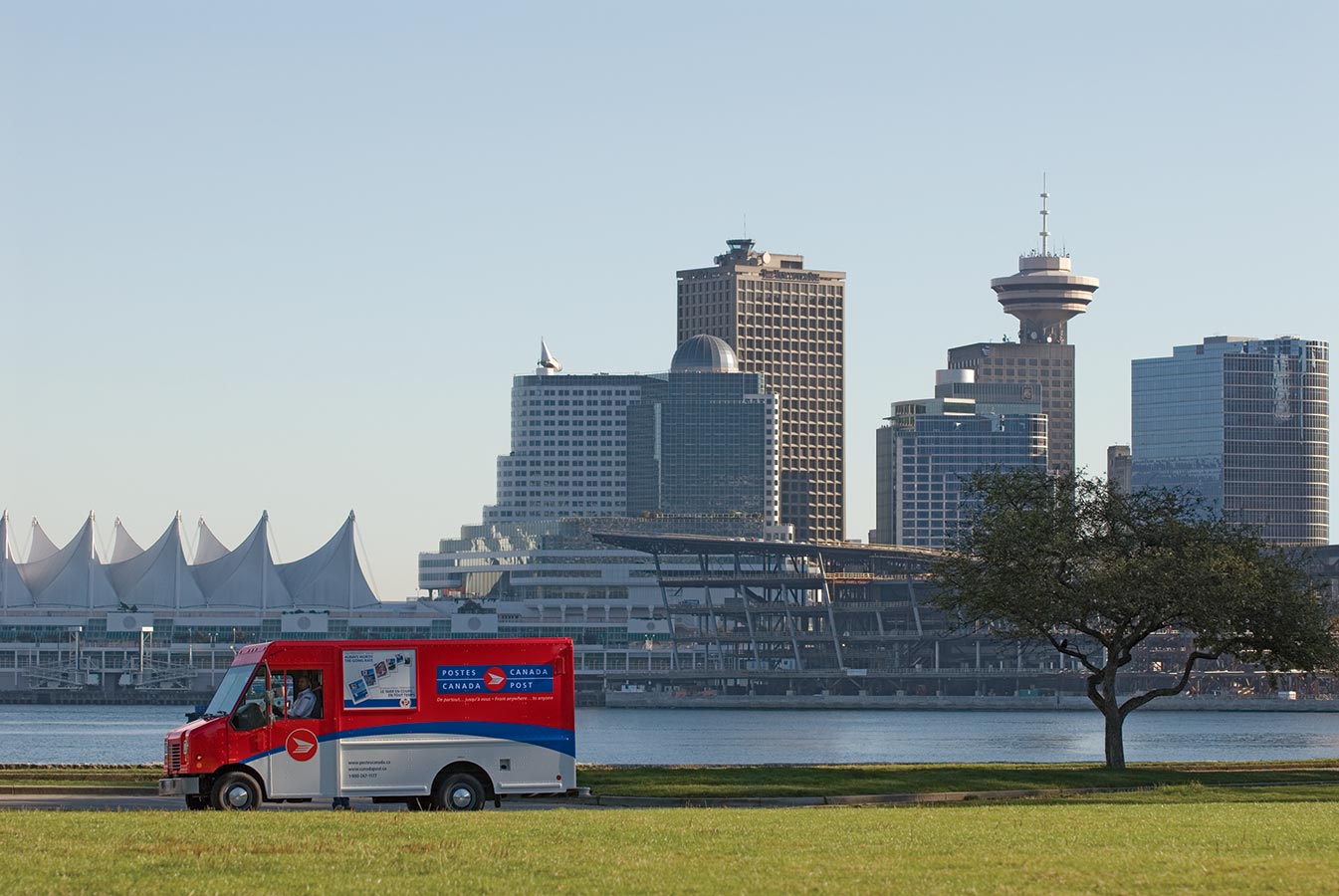 Camion de Postes Canada avec le centre-ville de Vancouver en arrière-plan