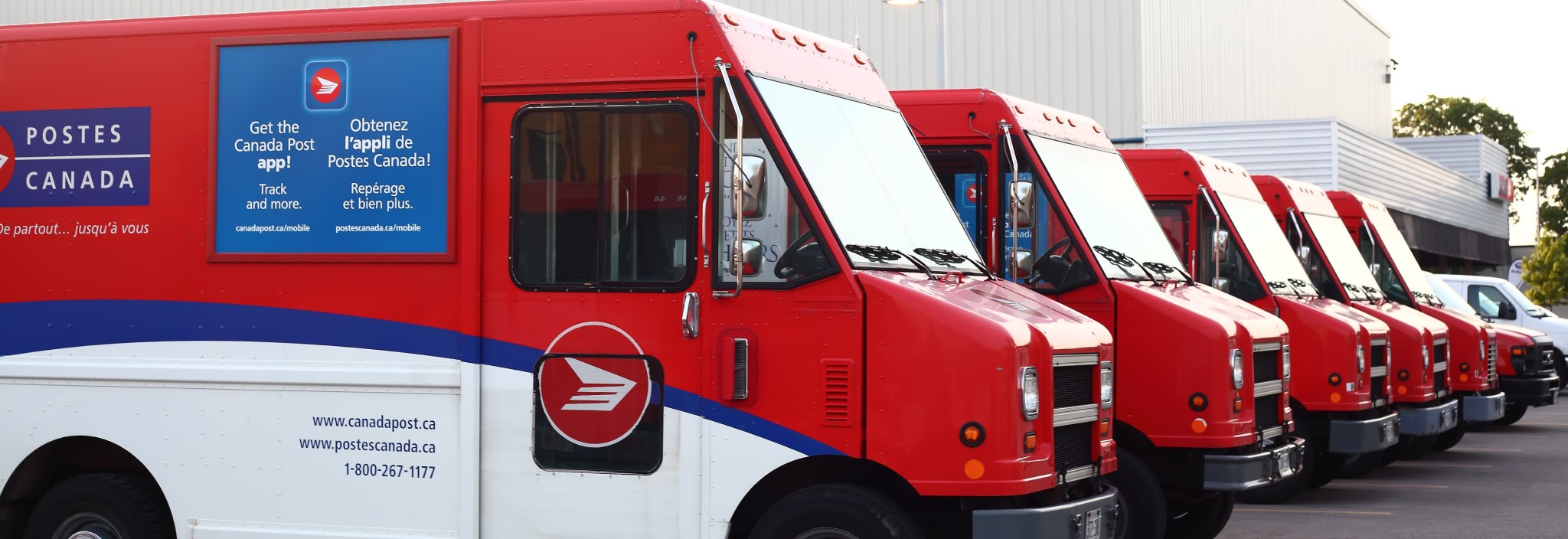 Camions de livraison de Postes Canada stationnés en rangée