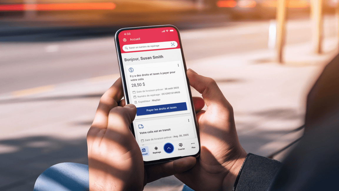 Un homme tient un téléphone intelligent affichant l’écran d’accueil de l’application de Postes Canada.