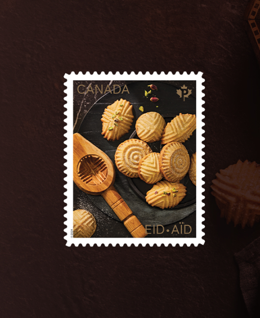 Le timbre de cette année présente une photo de maâmouls, des biscuits traditionnels de l’Aïd