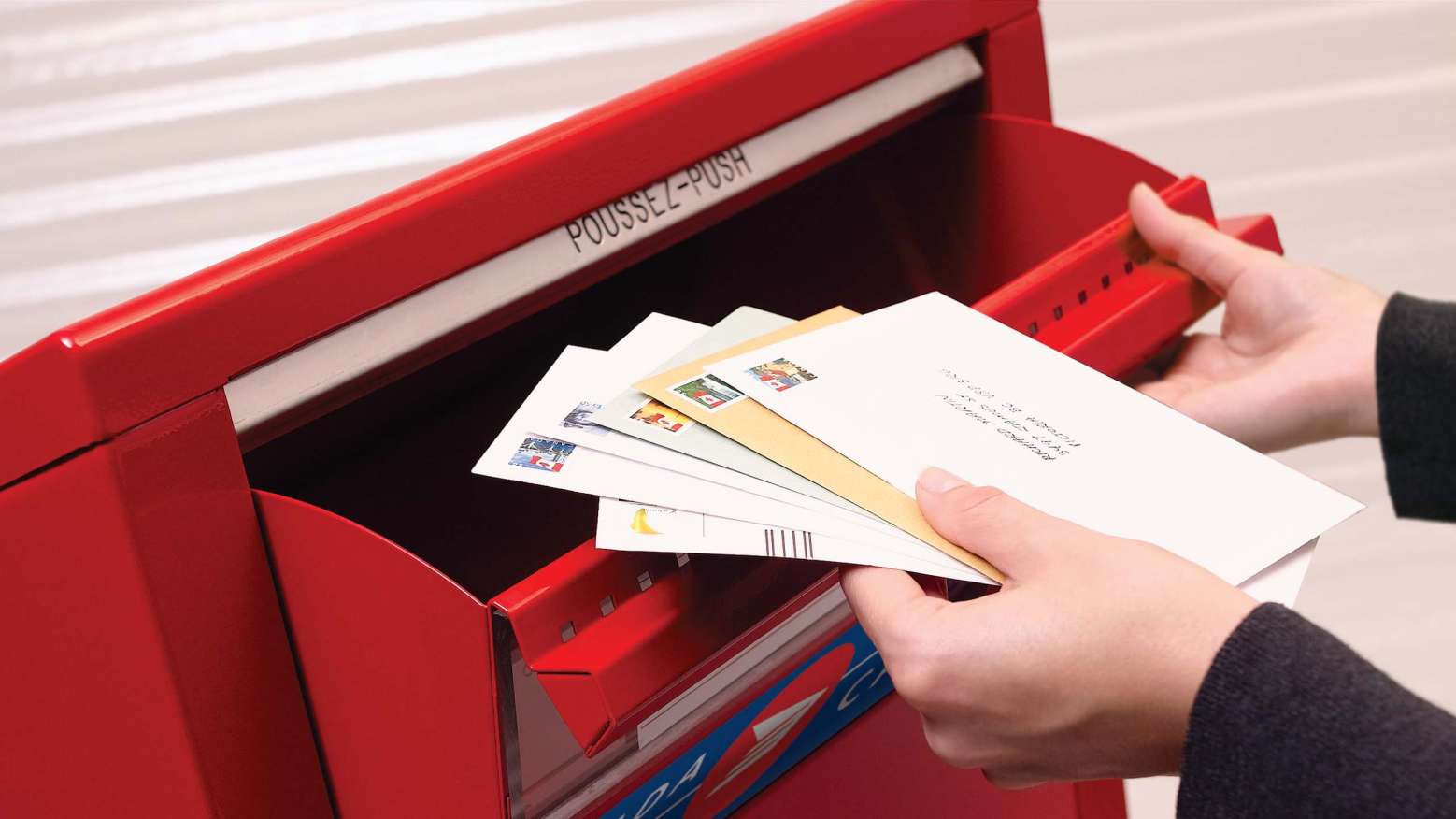 Fin du timbre rouge : comment envoyer votre courrier avec La Posteen 17  clics!