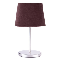 Une lampe de table avec abat-jour en tissu foncé et base en métal argenté, sur fond blanc.
