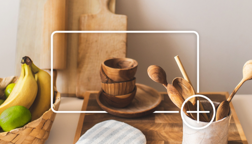 Des ustensiles de cuisine en bois sur un comptoir. Une case blanche avec le signe plus encercle les articles, figurant l’ajout à un panier d’achats en ligne.