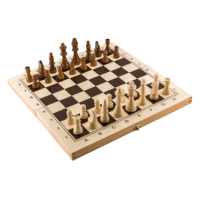 Un jeu d’échecs en bois avec les pièces disposées pour une partie, vu en angle sur fond blanc.